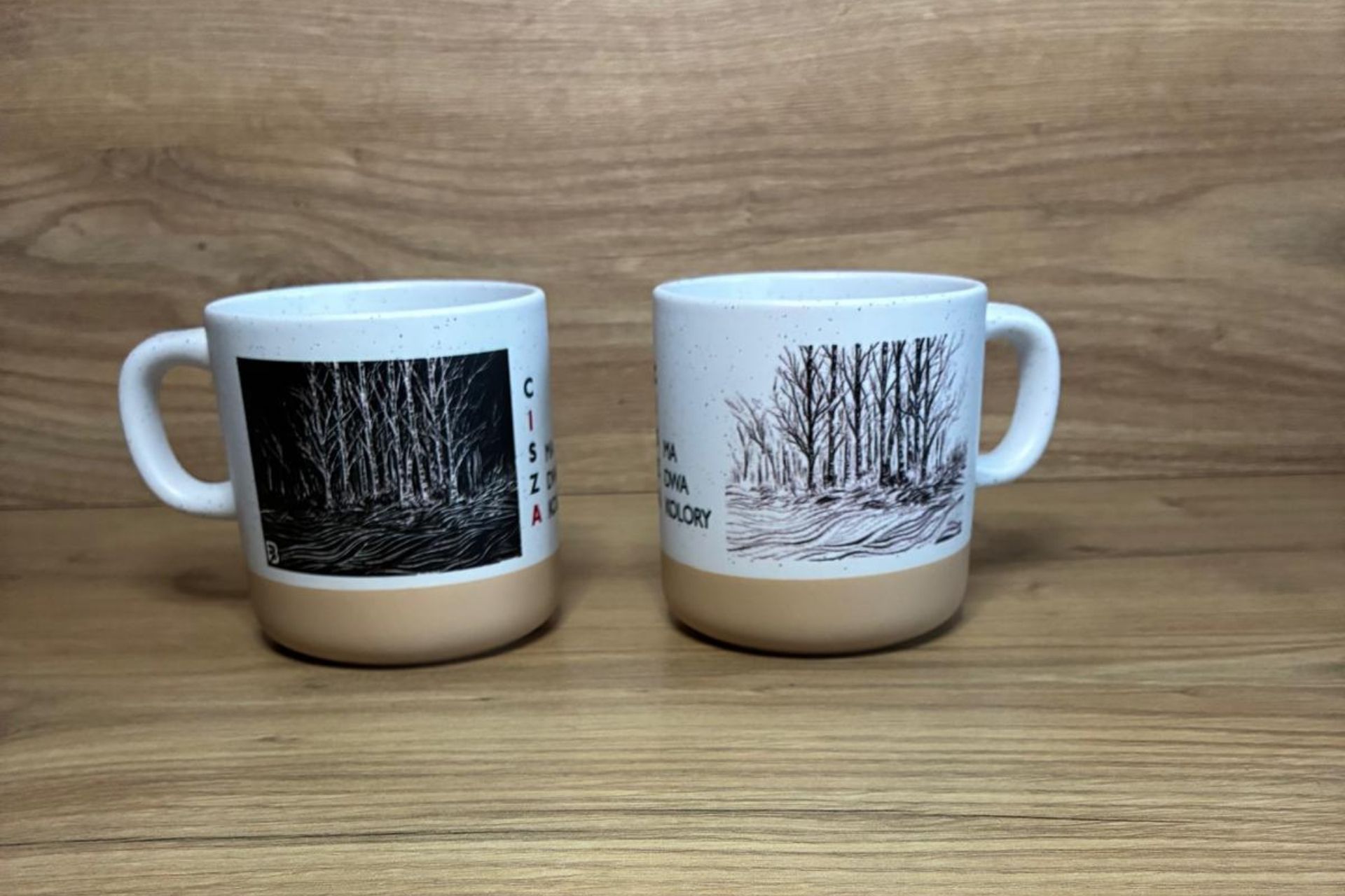 Kubki ceramiczne ALTO z grafiką brzóz i napisem „Cisza ma dwa kolory”.