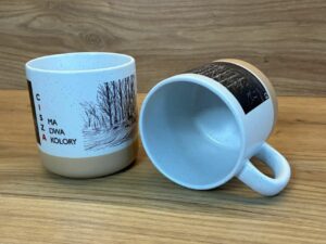 Kubki ceramiczne ALTO z grafiką brzóz, z cytatem „Cisza ma dwa kolory”.