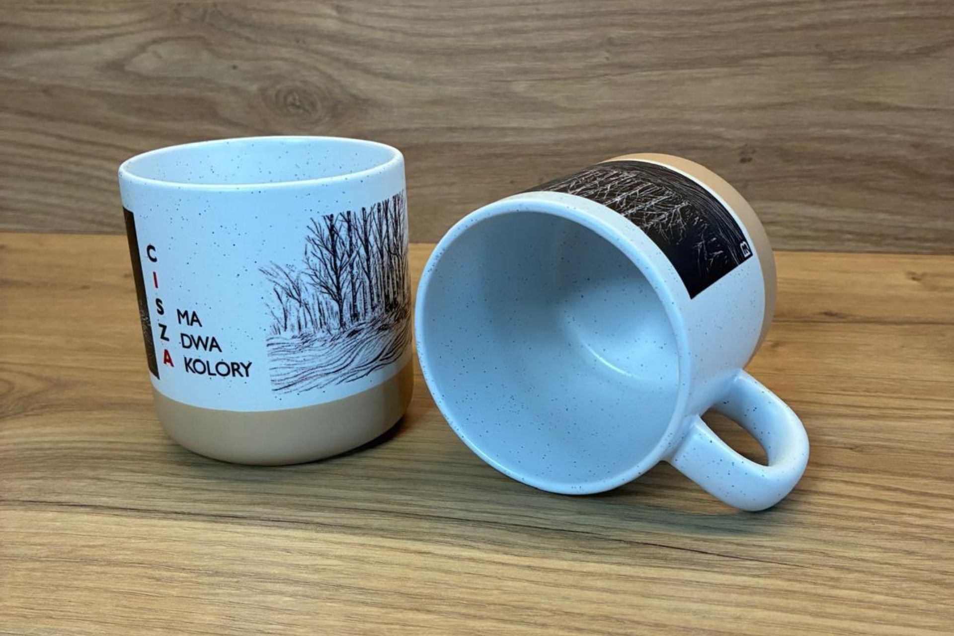 Kubki ceramiczne ALTO z grafiką brzóz, z cytatem „Cisza ma dwa kolory”.